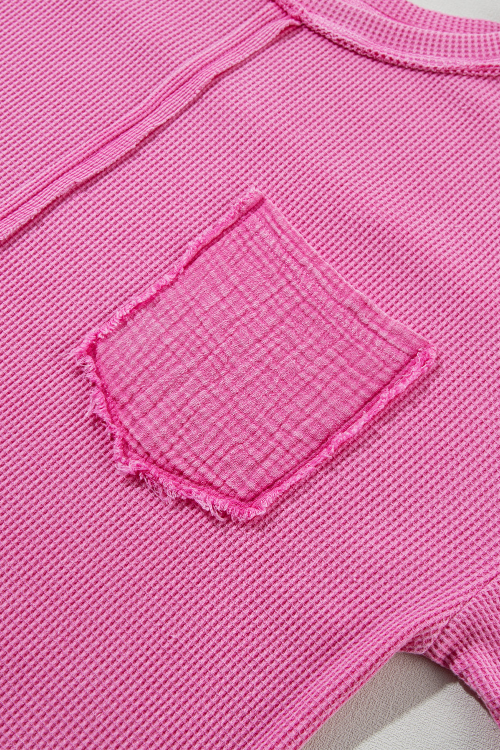 Übergroßes Oberteil mit Mineralwaschung und strukturierten Armreifen in leuchtendem Pink