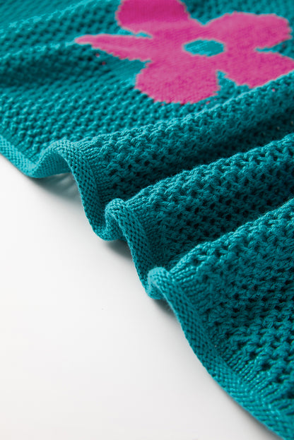 Seegrüner Strickpullover mit großer Blume und tief angesetzten Schultern