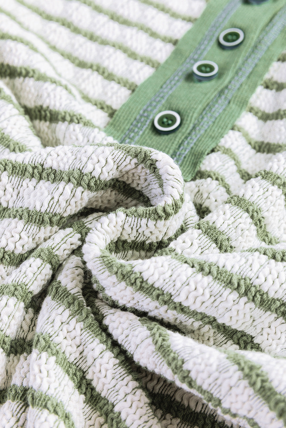 Grün gestreiftes Henley-Oberteil mit Rüschenbesatz und Knöpfen, langärmlig