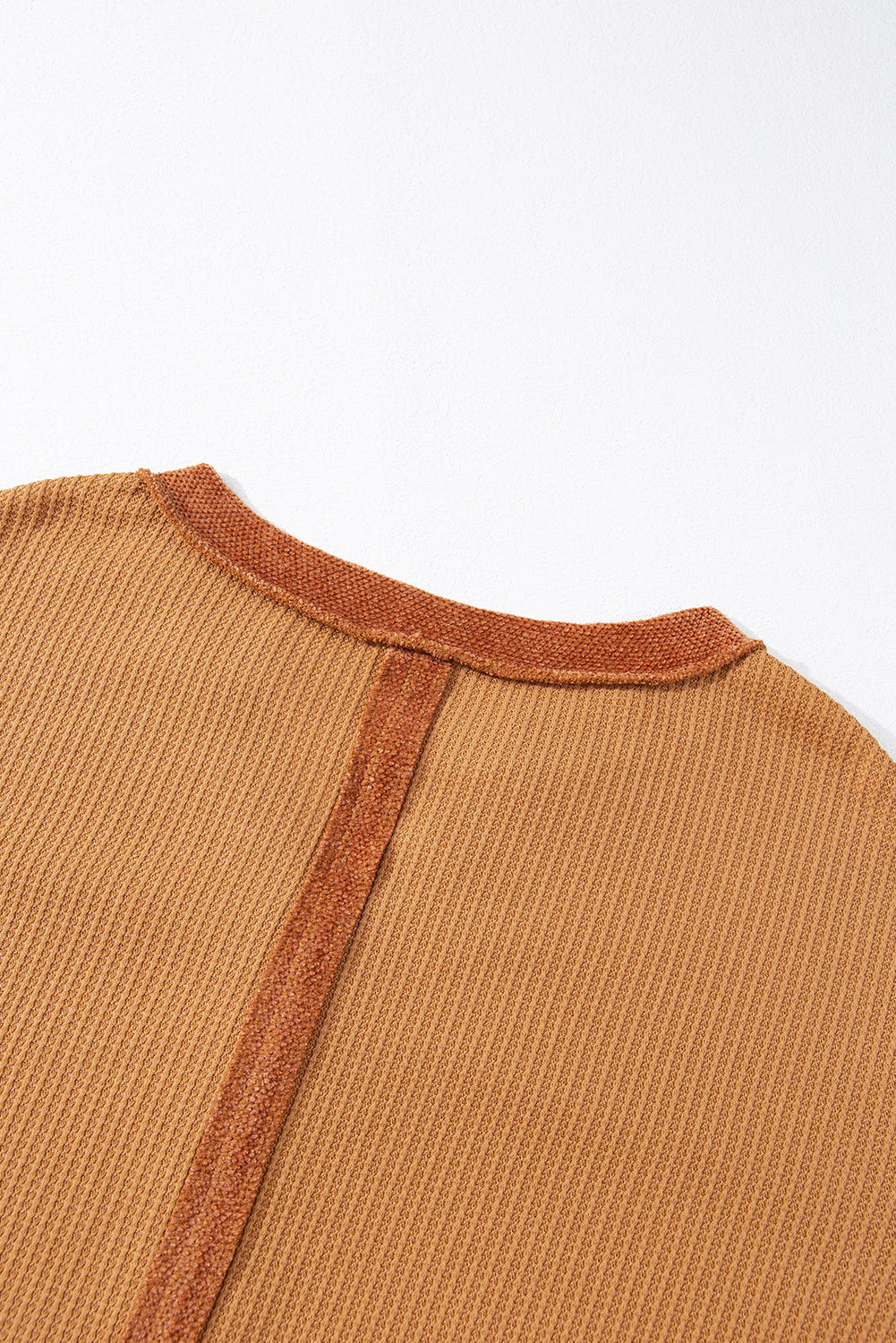 Orangefarbenes Henley-Oberteil aus Waffelstrick mit kontrastierenden Flicken und sichtbaren Nähten