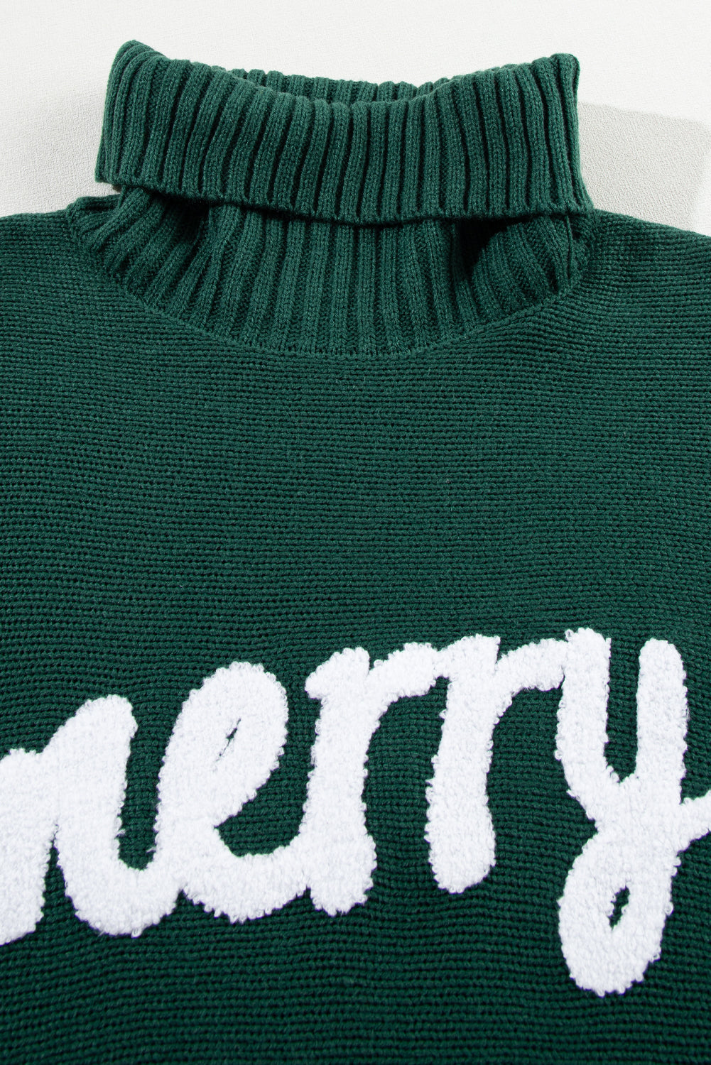 Schwarzgrüner Pullover mit fröhlicher Buchstabenstickerei und hohem Kragen
