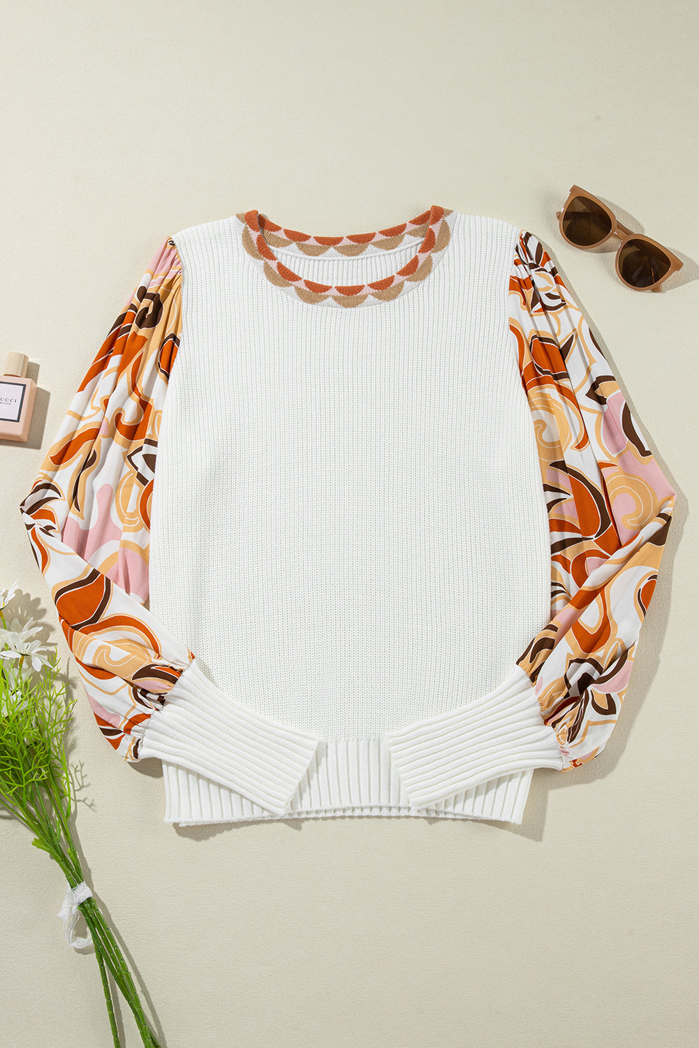 Weißer Pullover mit Blumenaufnähern und Bischofsärmeln