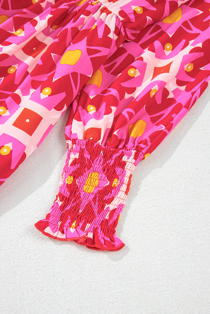 Erdbeerrosa gesmoktes Minikleid mit langen Ärmeln und geometrischem Print