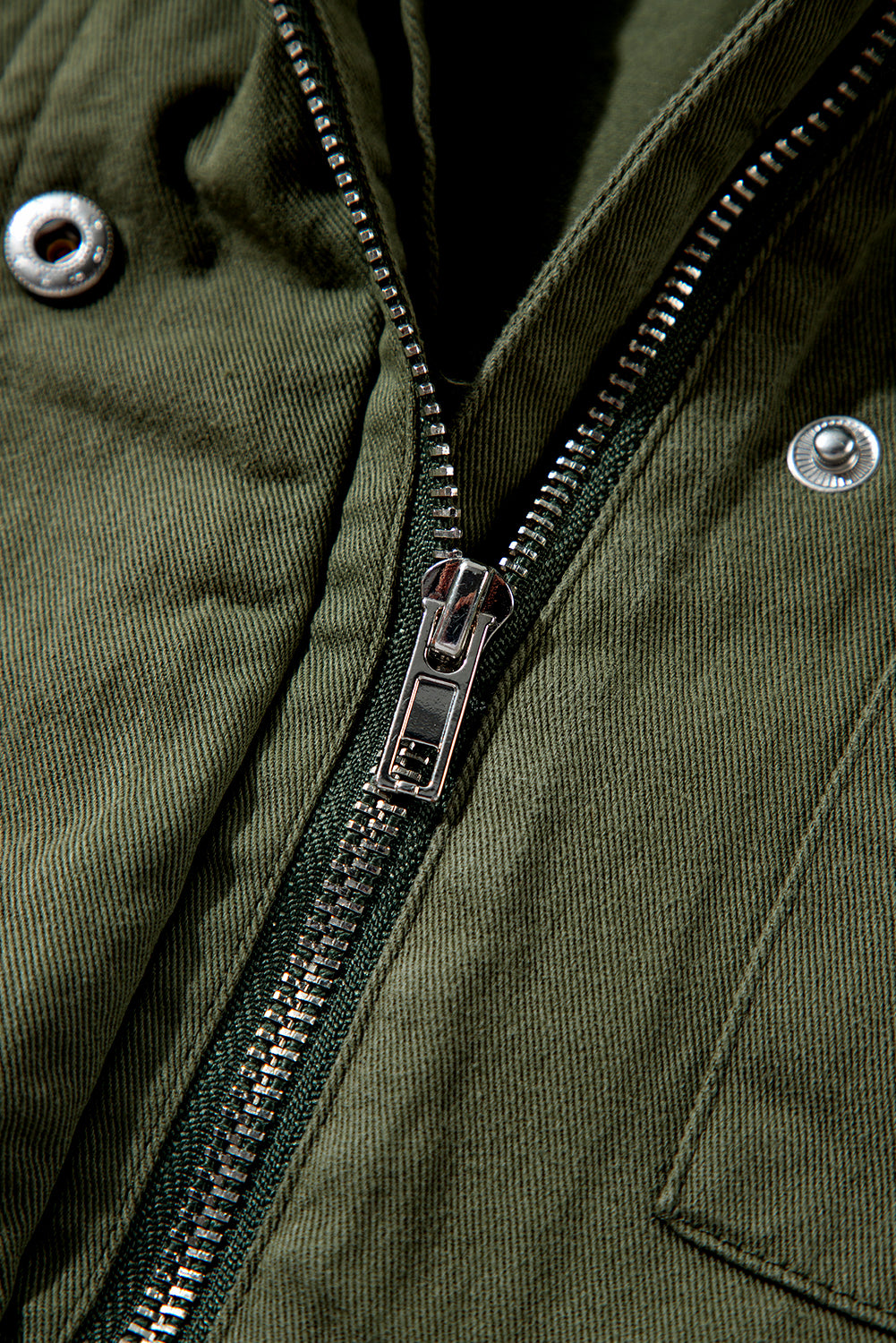 Moosgrüne Jacke mit Druckknopf-Reißverschluss und engem Taillenkragen