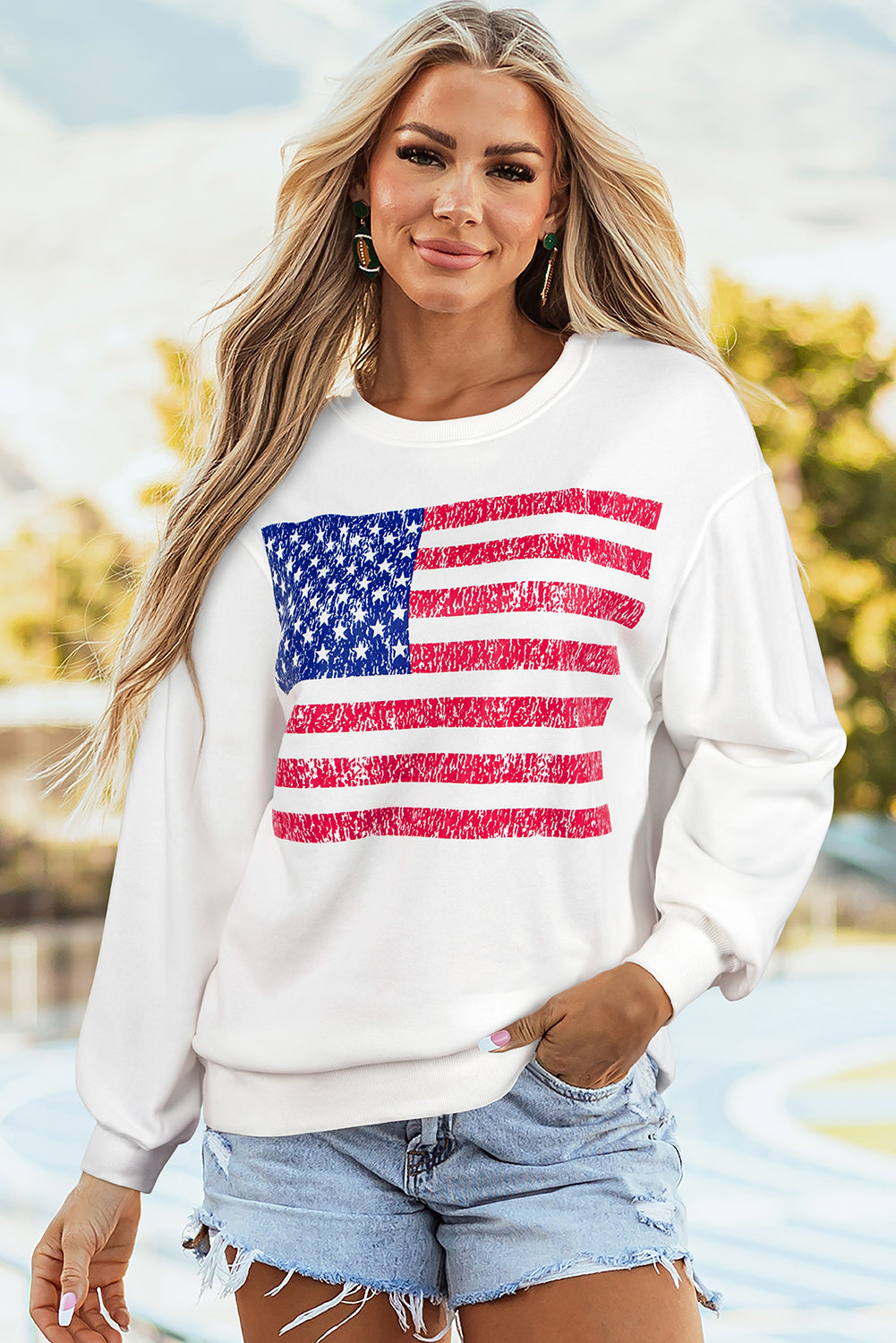 Weißes, lockeres Sweatshirt mit überschnittener Schulter und amerikanischer Flagge