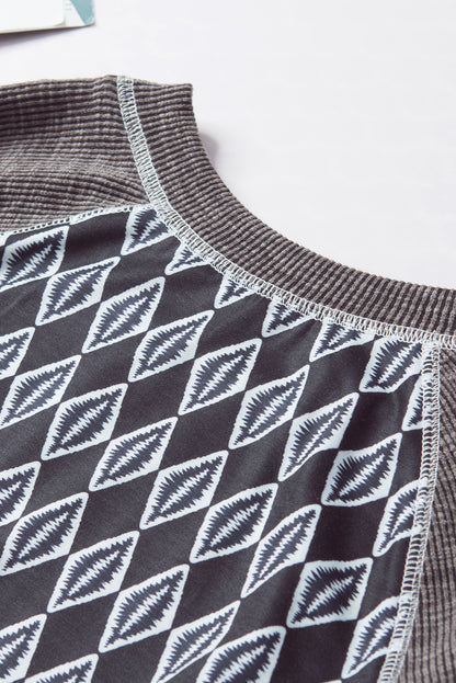 Graues, geripptes Langarm-Top mit Azteken-Patchwork