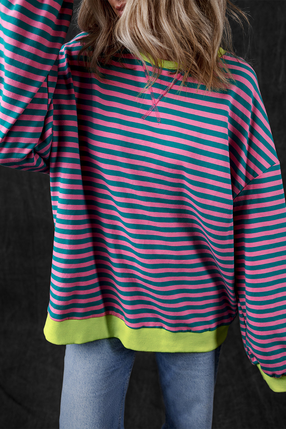 Übergroßes Pullover-Sweatshirt mit Kontrastbesatz und grünen Streifen
