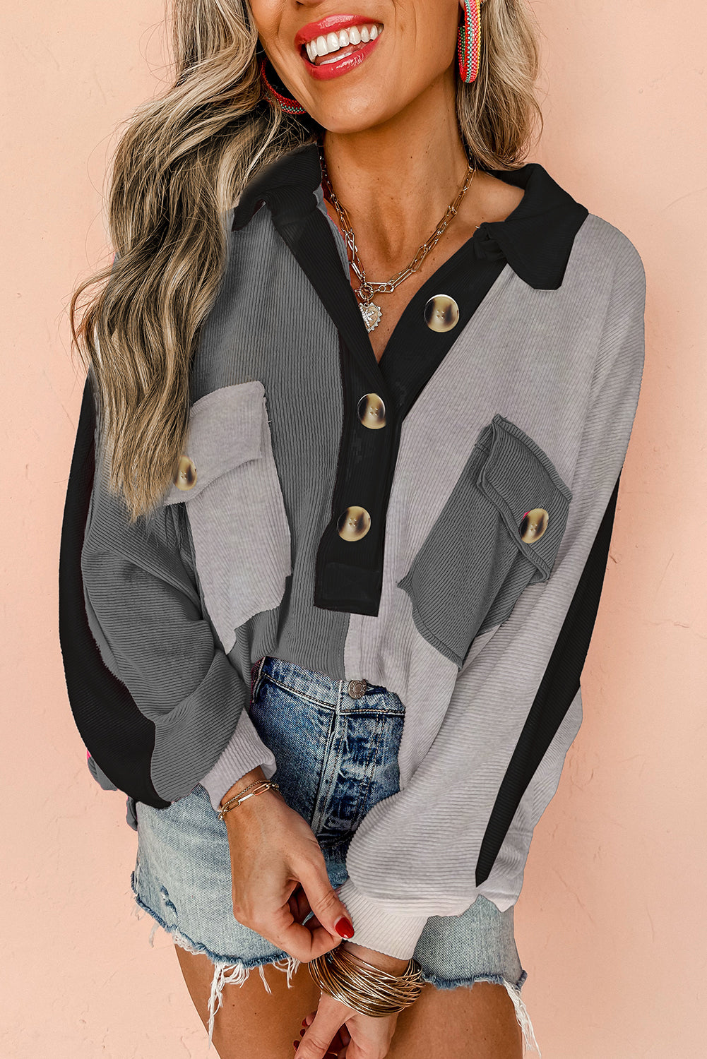 Graues Oversize-Sweatshirt mit geripptem Kragen und Farbblockdesign