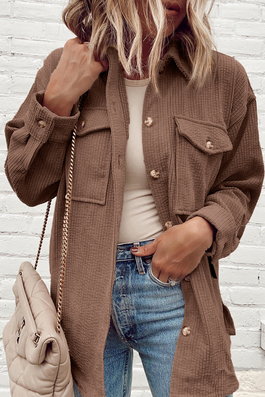 Kastanienbraune Cord-Shacket mit Pattentasche und Knopfleiste