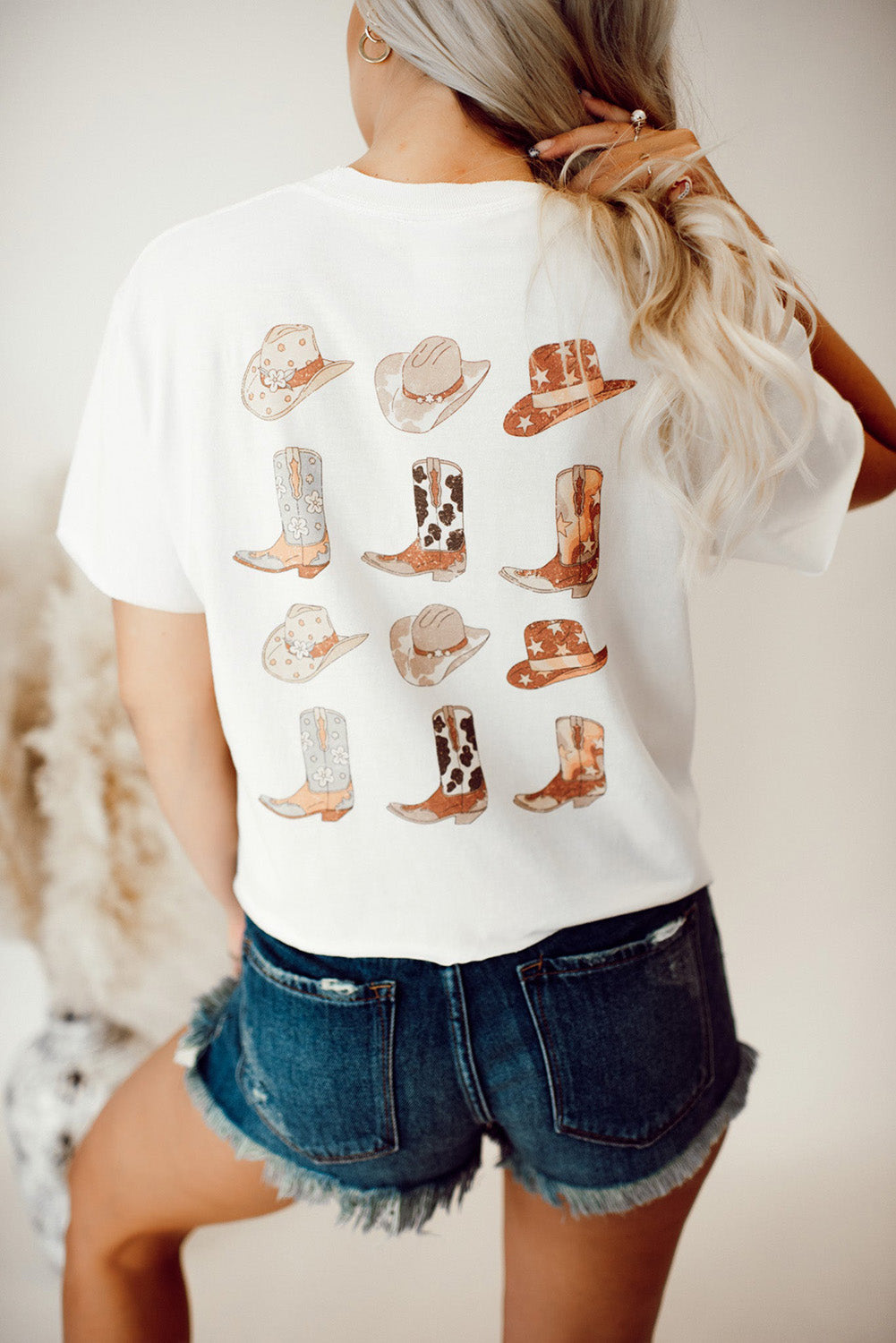 Weißes T-Shirt mit doppelseitiger Grafik mit Cowboyhut und Stiefeln