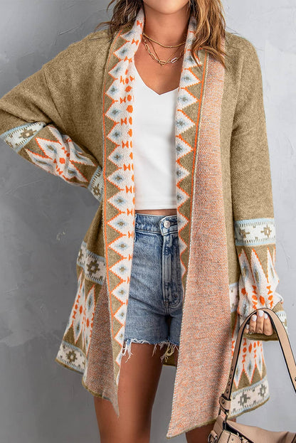 Khakifarbene Strickjacke mit Aztekenmuster und offener Vorderseite