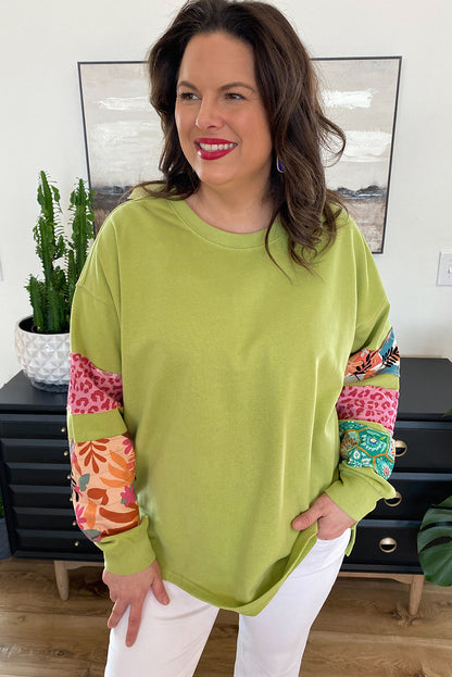 Grünes Sweatshirt mit geschlitzten Patchwork-Ärmeln und Print in Übergröße