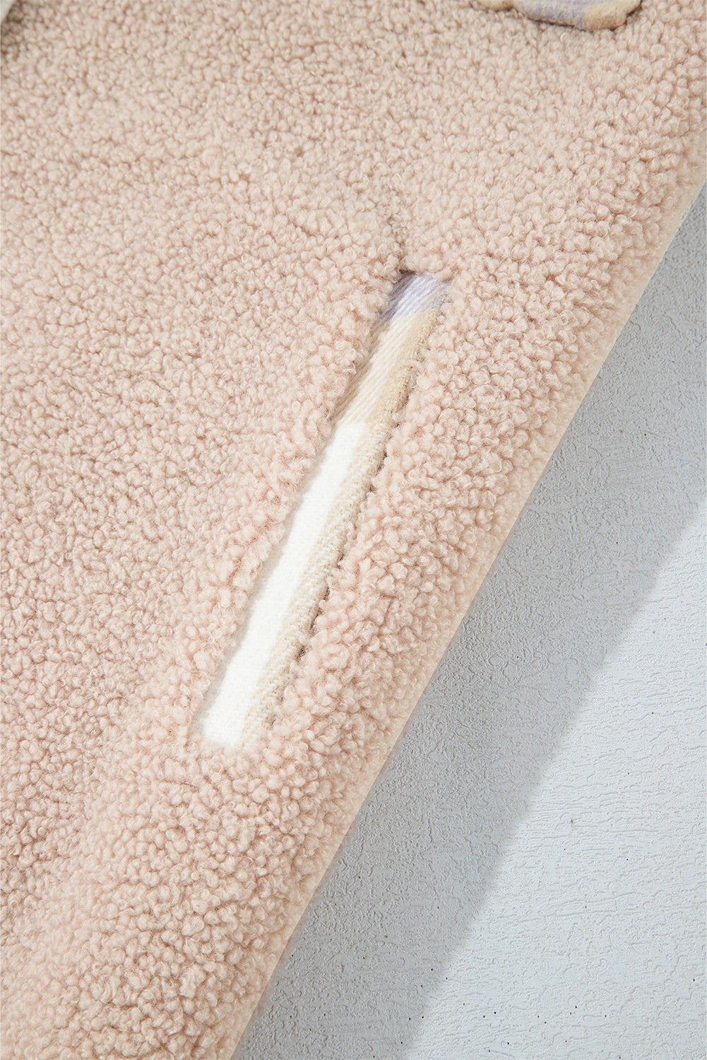 Rauchgrauer, karierter Sherpa-Langmantel mit Patchwork-Kragen und Knopfleiste