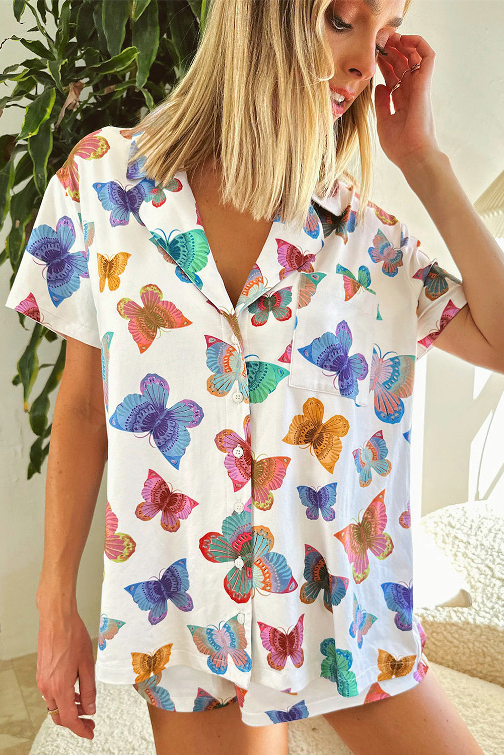 Mehrfarbiges Pyjama-Set mit kurzärmligem Hemd und Schmetterlingsmuster