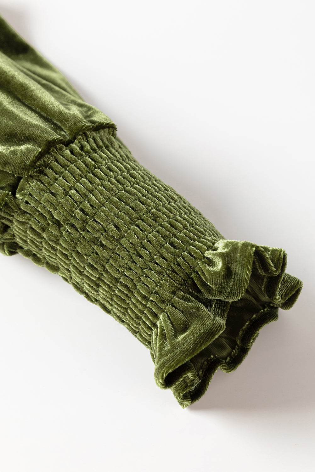 Moosgrünes Samtkleid mit gesmoktem Oberteil und Rüschenkragen