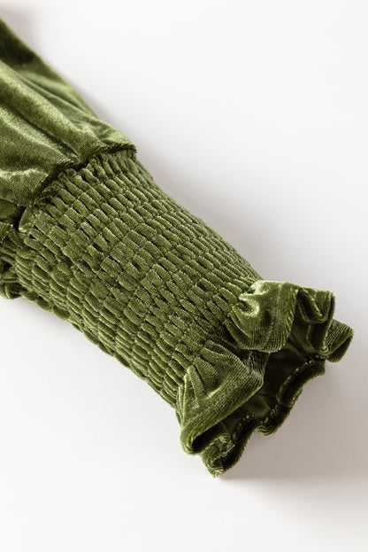 Moosgrünes Samtkleid mit gesmoktem Oberteil und Rüschenkragen