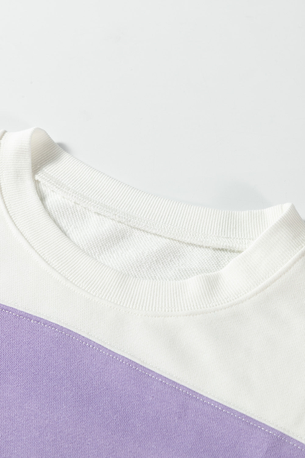Beiges Sweatshirt mit Rundhalsausschnitt und Patchwork-Farbblockdesign mit überschnittener Schulter