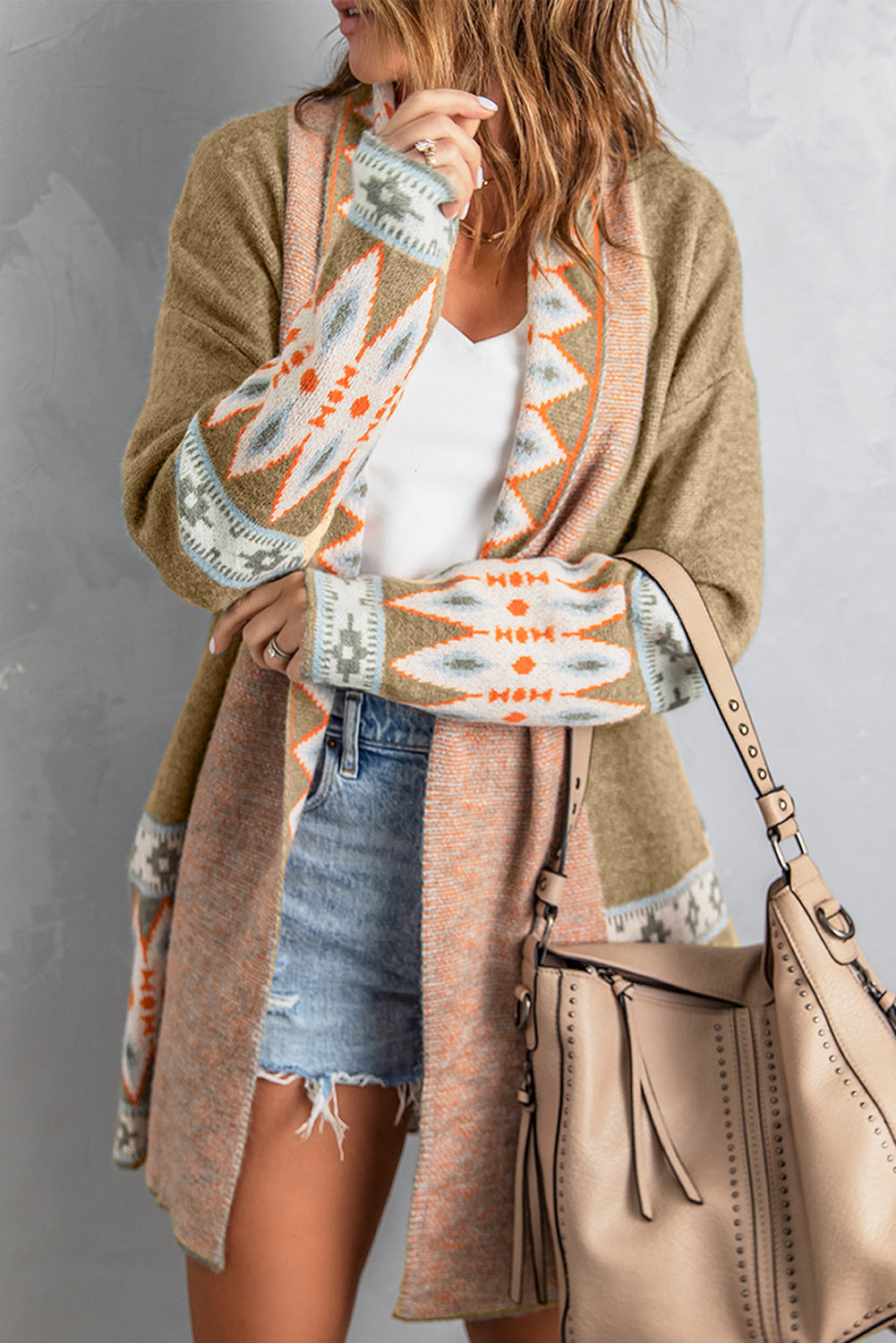 Khakifarbene Strickjacke mit Aztekenmuster und offener Vorderseite