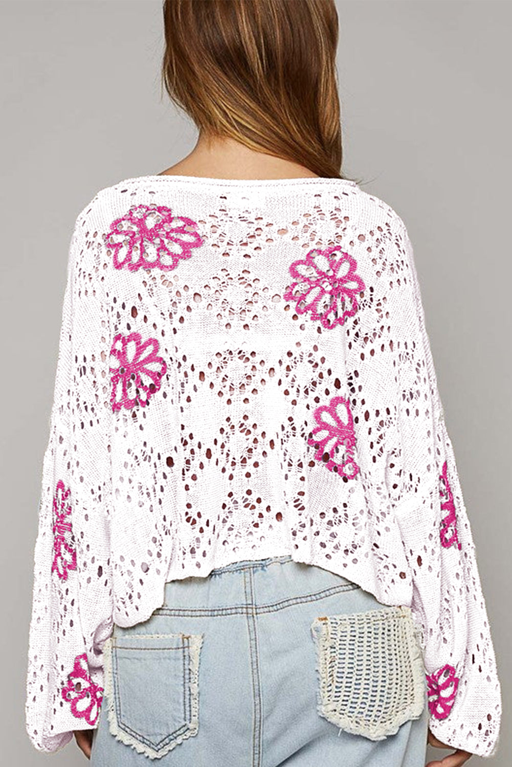 Weißer Pullover mit kontrastierendem Blumenmuster und überschnittener Schulter