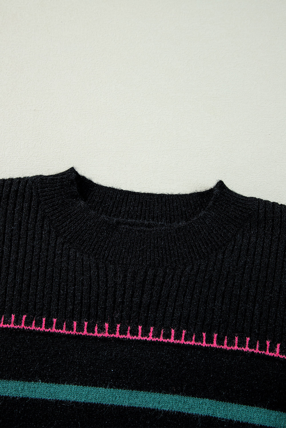 Schwarzer Pullover mit bunten Streifen und Rippenbesatz