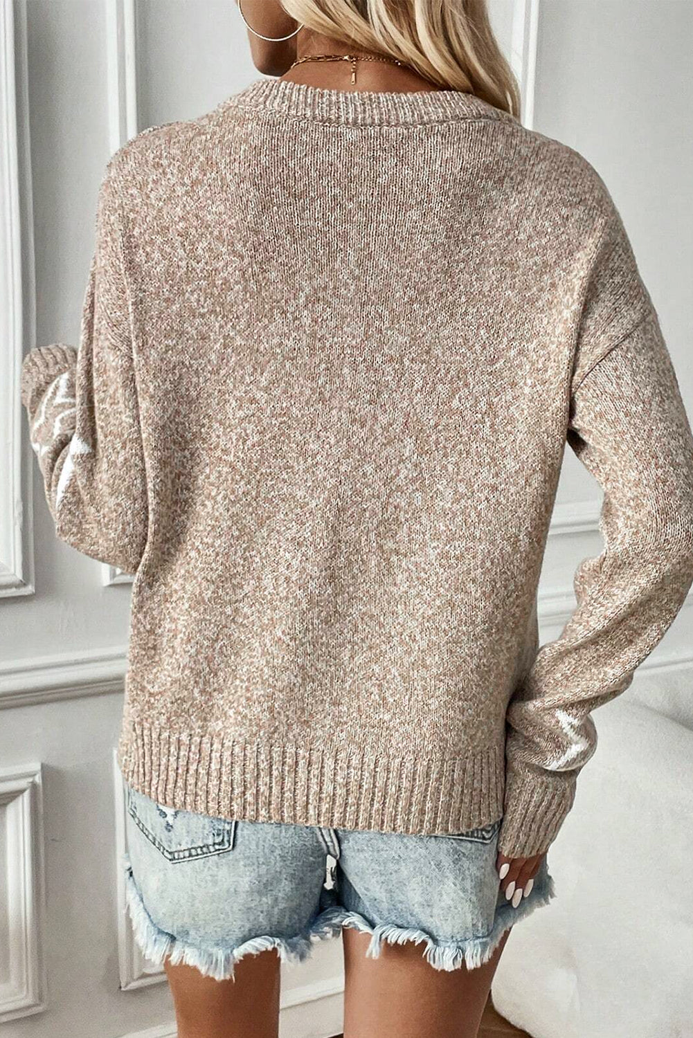Khakifarbener Pullover mit überschnittener Schulter und Sternmuster