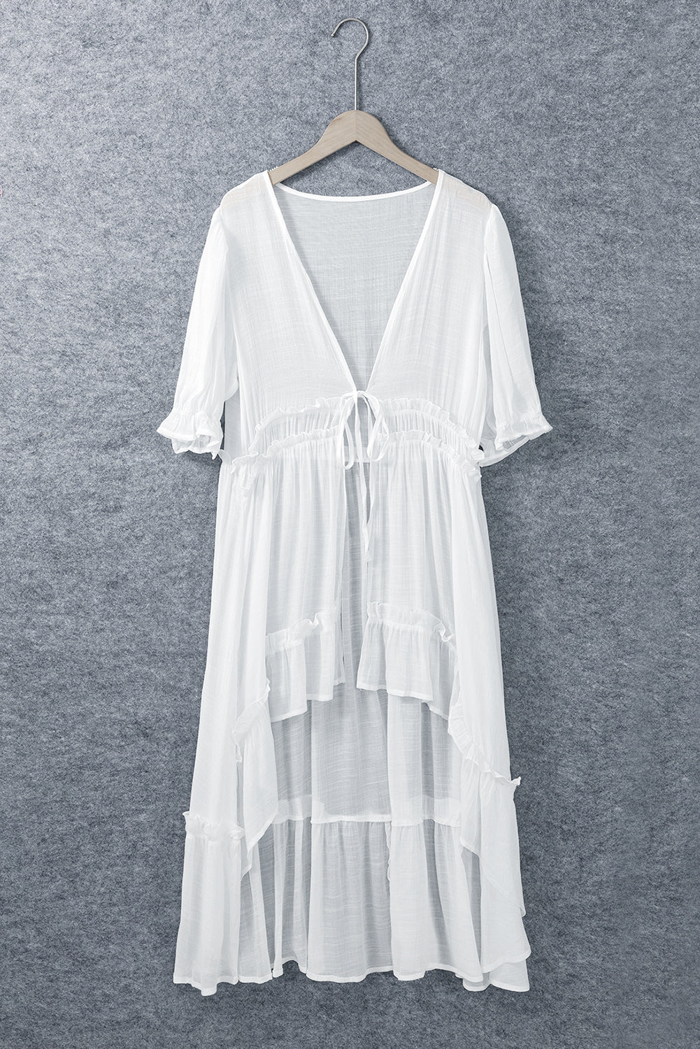 Weißer Kimono mit halblangen Ärmeln und Rüschen