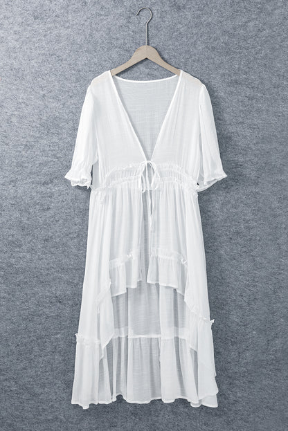 Weißer Kimono mit halblangen Ärmeln und Rüschen