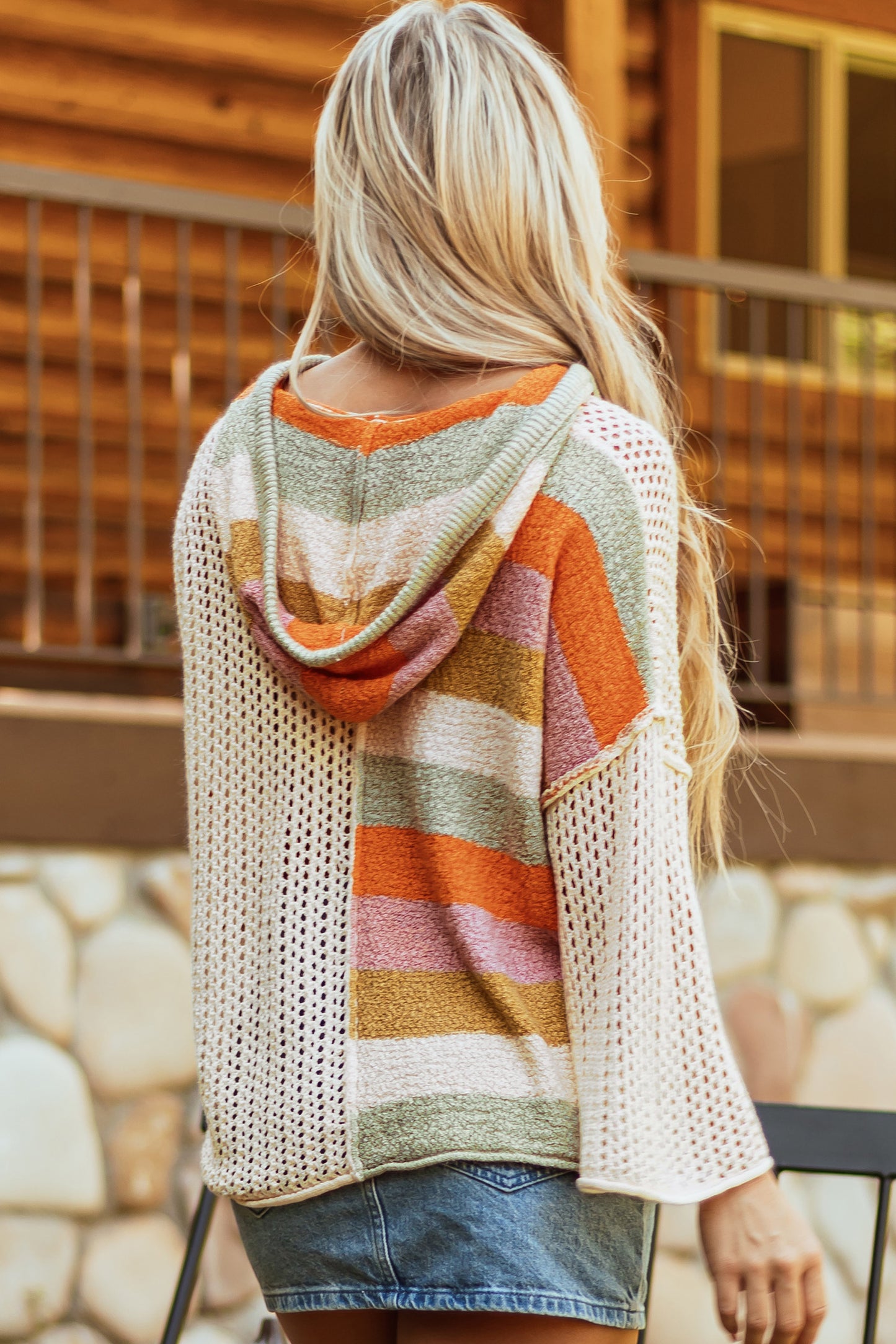 Beigefarbener Oversize-Kapuzenpullover mit Farbblockdesign und V-Ausschnitt