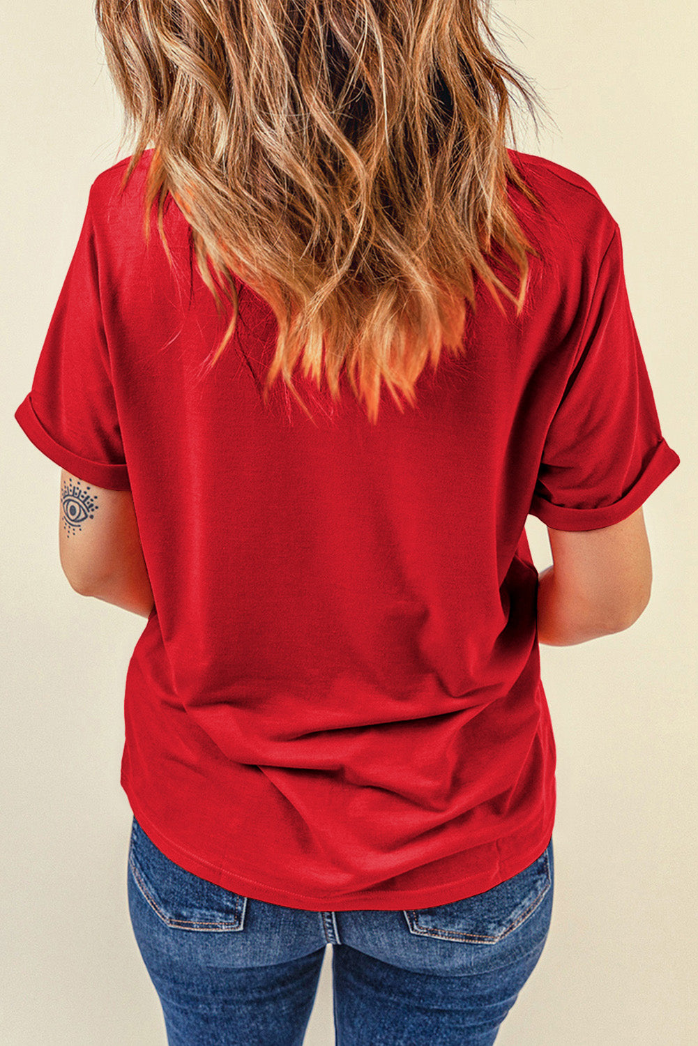 Rotes T-Shirt mit Rundhalsausschnitt und Grafik in Herzform mit USA-Flagge