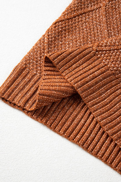 Kaffeebraunes, locker sitzendes Pulloverkleid mit Zopfmuster und überschnittener Schulter