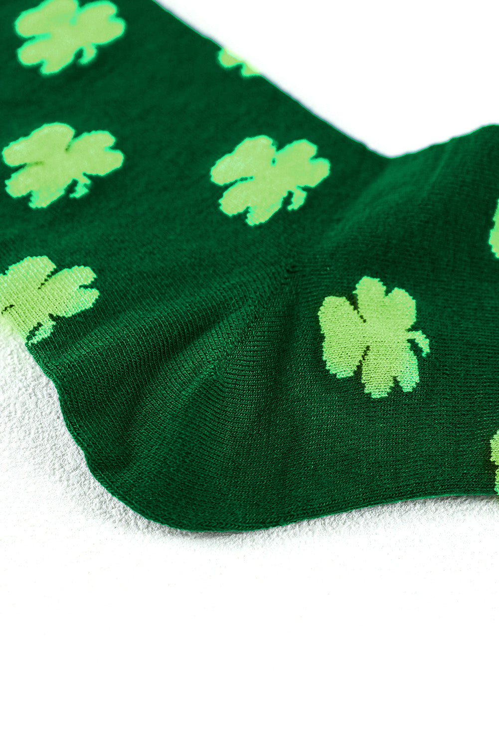 Dunkelgrüne Schlauchsocken mit St. Patricks Kleeblatt-Print