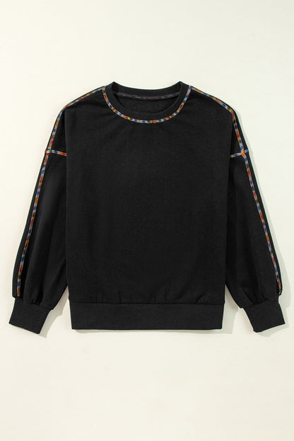 Schwarzes Pullover-Sweatshirt mit überschnittener Schulter und kontrastierendem Regenbogenbesatz