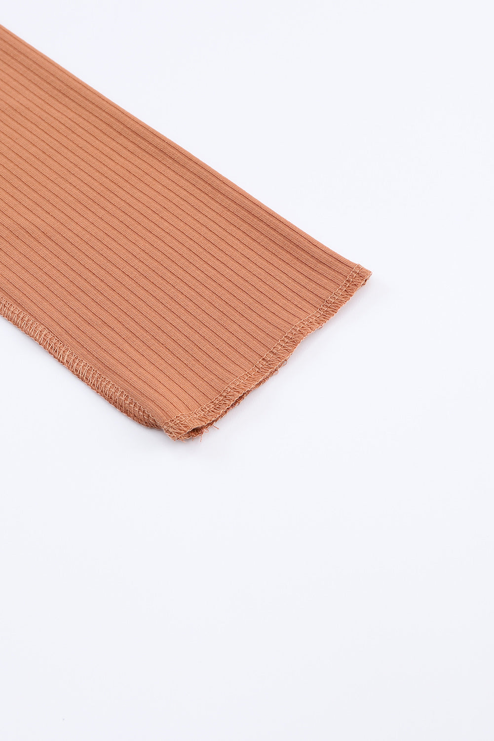 Braunes, geripptes Strickoberteil mit sichtbaren Nähten und Farbblockdesign