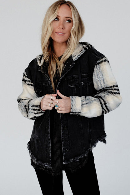 Schwarze Jeansjacke mit Kapuze und karierten Ärmeln und ausgefranstem Saum