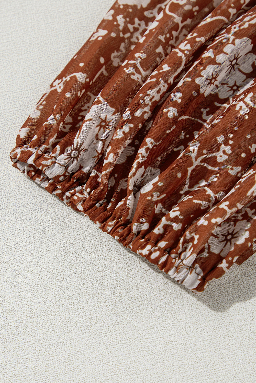 Braunes Boho-Minikleid mit Blumenmuster, Rüschen und Puffärmeln sowie V-Ausschnitt