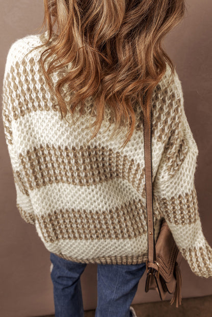 Brauner Pullover mit Streifen, tief angesetzter Schulterpartie und Rundhalsausschnitt