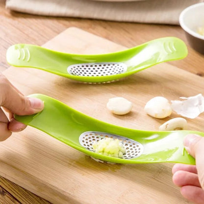 2 PCS Multifunktionale bogenförmige Knoblauchpresse aus Edelstahl, manueller Knoblauchzerkleinerer für den Haushalt, Lieferung in zufälliger Farbe, Knoblauchzerkleinerer