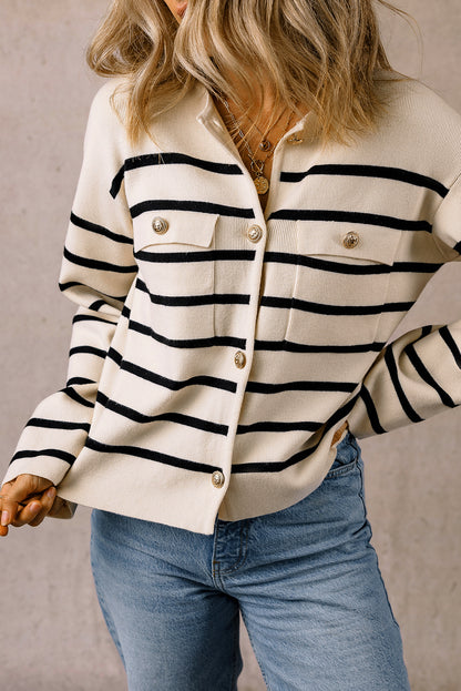Schwarzer Cardigan mit Streifen, Pattentasche und Knöpfen