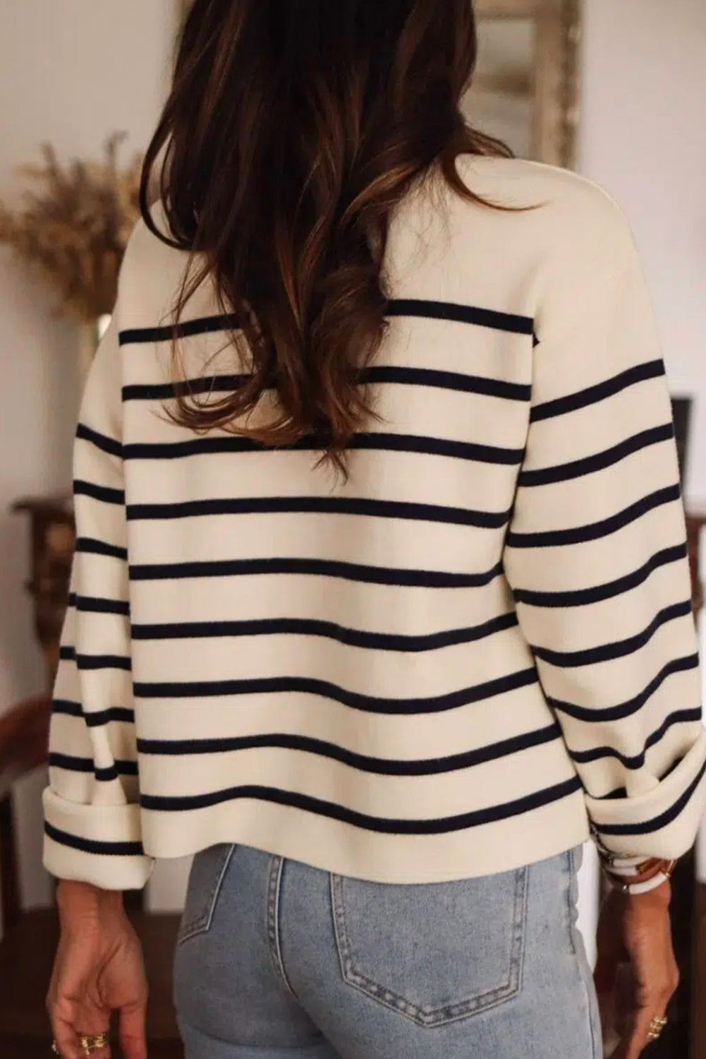 Schwarzer Cardigan mit Streifen, Pattentasche und Knöpfen