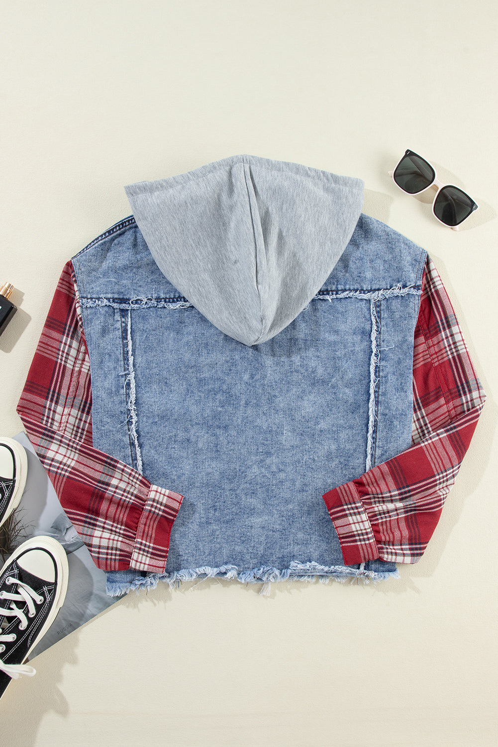 Beau Blue – Patchwork-Jeansjacke mit Kapuze und offenem Saum im Karomuster