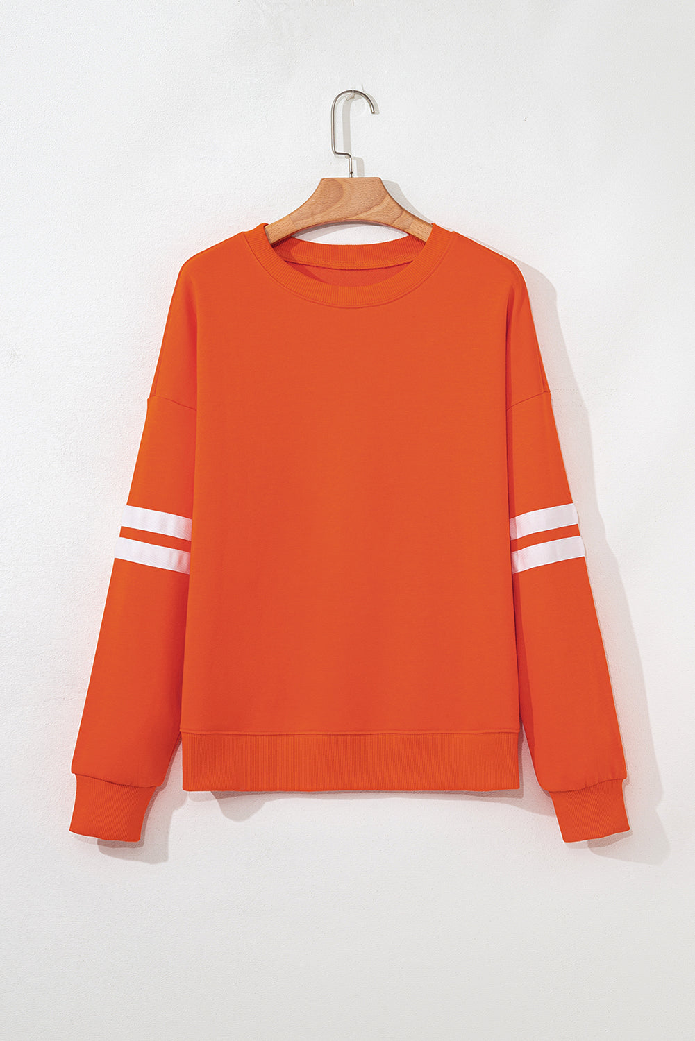 Orangefarbenes Oversize-Sweatshirt mit College-Streifen und überschnittener Schulter