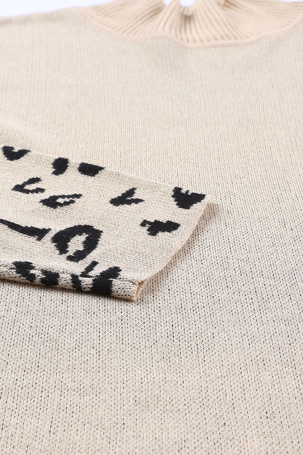 Khakifarbener Oversize-Pullover mit Leopardenmuster und hohem Kragen sowie Seitenschlitz