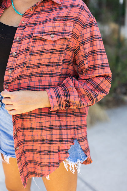 Rotes kariertes Langarmhemd mit seitlichem Schlitz und Used-Look-Saum