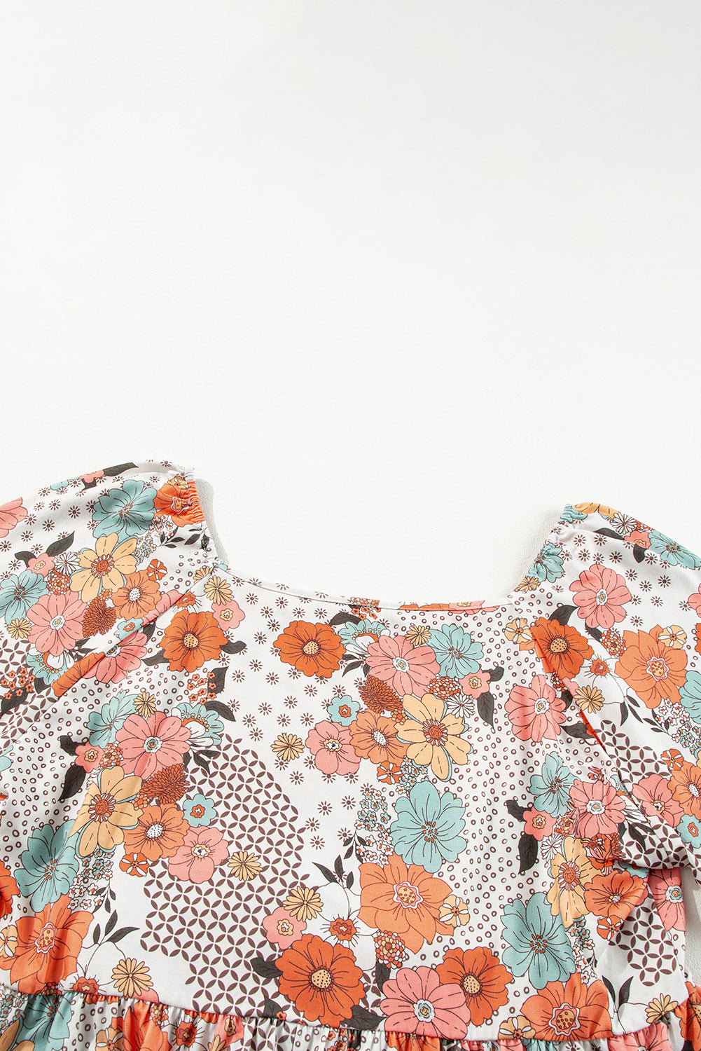 Khakifarbene Bluse mit Schößchen und Blumenmuster in Übergröße mit quadratischem Ausschnitt