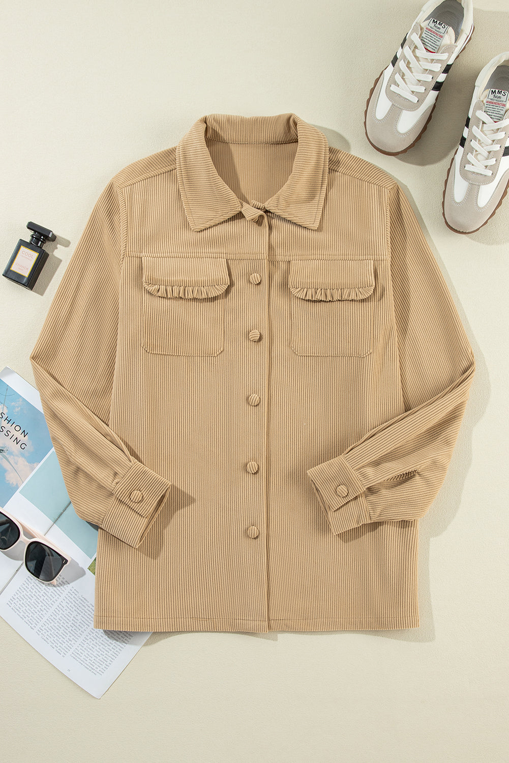 Helles französisches Beige, einfarbige Cord-Shacket mit Rüschen, Klapptasche und Knopfleiste