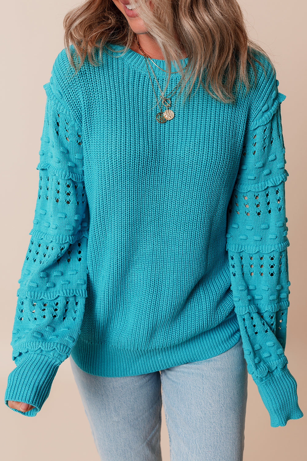 Türkisfarbener Pullover mit gerüschten Ösenärmeln