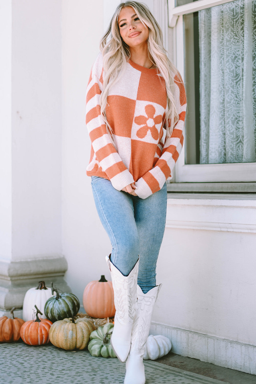 Brauner Pullover mit kariertem Blumenmuster und gestreiften Ärmeln