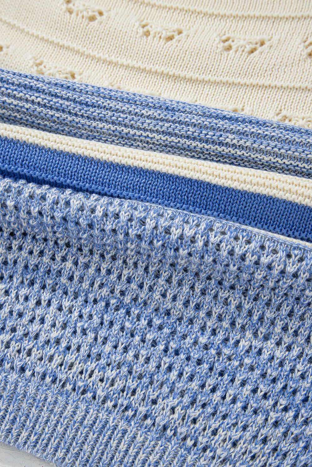 Hellblauer Pullover mit offenen Maschen und Puffärmeln