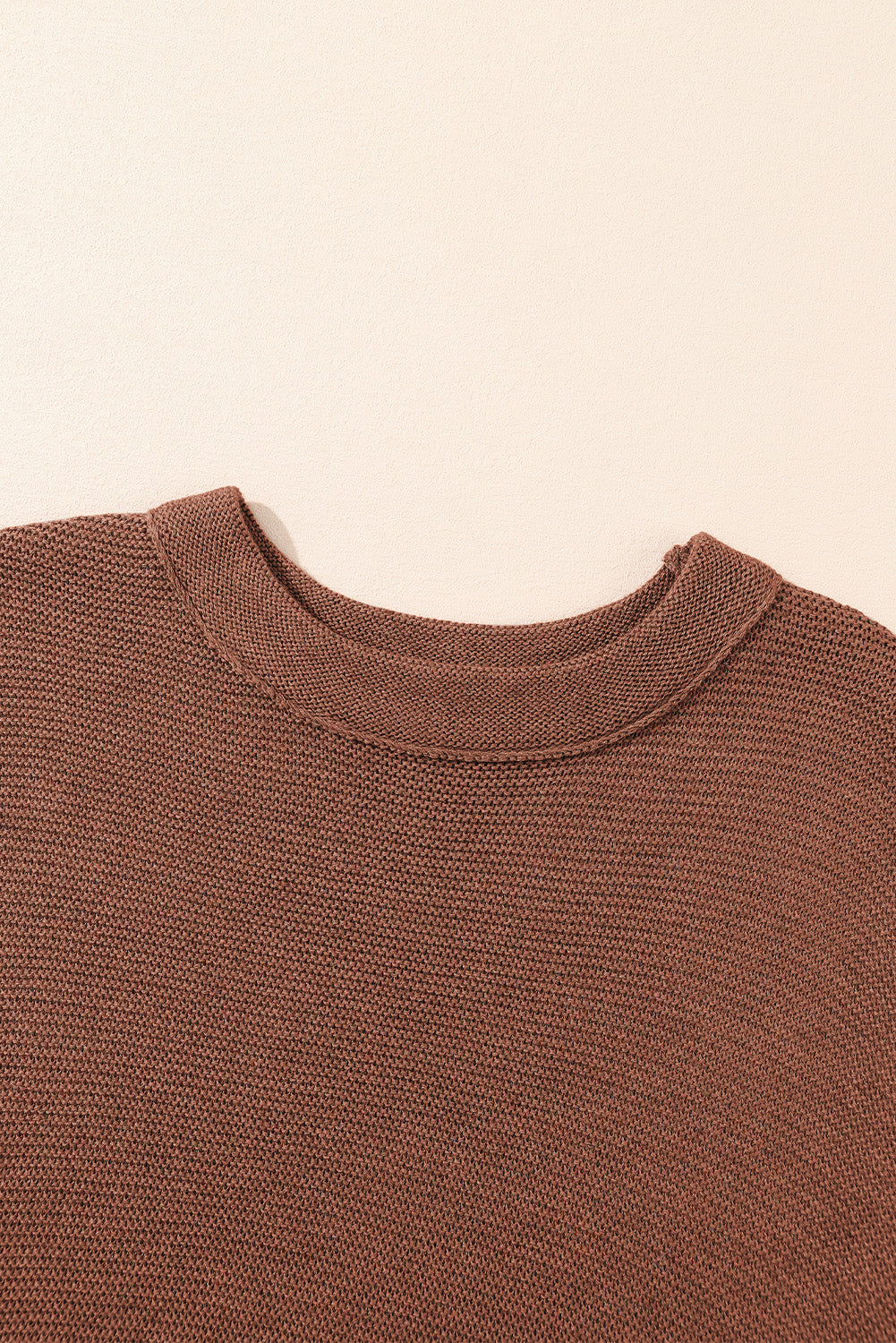 Kaffeefarbener Pullover mit Stehkragen und kurzen Fledermausärmeln