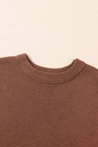 Kaffeefarbener Pullover mit Stehkragen und kurzen Fledermausärmeln